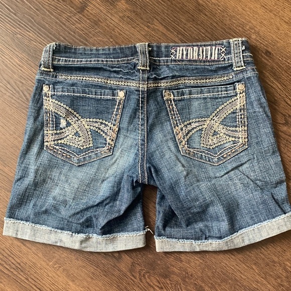Hydraulic medium wash distressed and embroidered jean shorts size 3/4 - Picture 5 of 6
